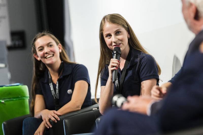 Schüler/innen des YES! diskutieren ihre Lösungsideen mit internationalen Experten.