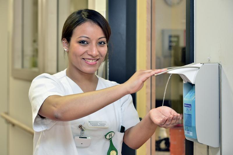 Per Sensor zur besseren Händehygiene: Das HELIOS Universitätsklinikum Wuppertal – UW/H investiert in System, das Mitarbeiter unterstützt, noch mehr auf regelmäßige Händedesinfektion zu achten