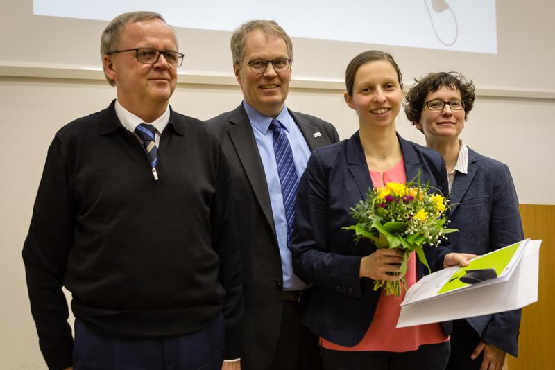 Übergabe der Auszeichnung (v.l.n.r.): Prof. Rademann von der HU Berlin; Prof. Panne, Präsident der BAM; Dr. Fischer, Preisträgerin; Dr. Emmerling, Leiterin des Fachbereichs Strukturanalytik der BAM