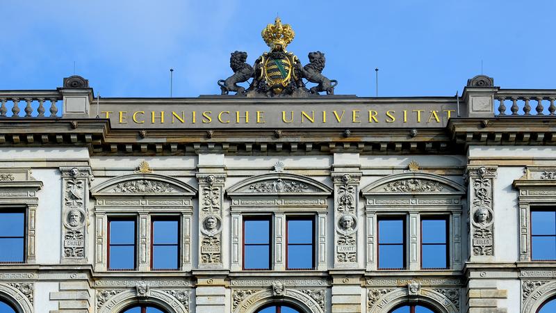 On the roof of the main building of the Chemnitz University of Technology, two lions hold Saxony’s crest adorned with a golden crown. 