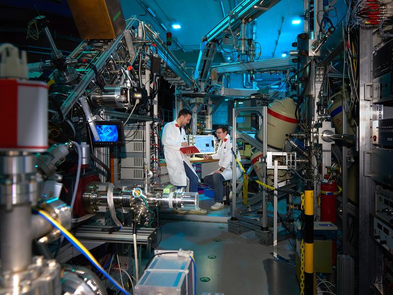 Thomas Gigl and Stefan Seidlmayer at the positron source NEPOMUC 
