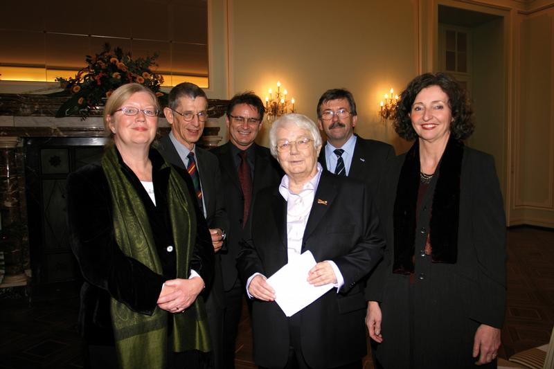 Freuen sich über die erfolgreiche Zusammenarbeit, v.l.n.r.: Dr. Adelheid Ehmke, Päsidentin der European Platform of Women Scientists, EPWS; Prof. Dr. Jürgen Krause, Wissenschaftlicher Direktor des Informationszentrums Sozialwissenschaften IZ, Bonn; Peter Finger, Bürgermeister der Stadt Bonn; Dr. Brigitte Mühlenbruch, ehemalige Leiterin des Kompetenzzentrums Frauen in Wissenschaft und Forschung, CEWS; Prof. Dr. Matthias Winiger, Rektor der Universität Bonn, Christina Hadulla-Kuhlmann, Referat Chancengleichheit in Bildung und Forschung, Bundesministerium für Bildung und Forschung