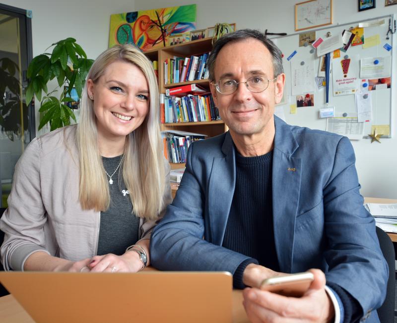 Wissenschaftliche Mitarbeiterin Viktoria Roth und Professor Dr. Andreas Zick arbeiten gemeinsam im neuen Forschungsverbund, der vom IKG der Universität Bielefeld koordiniert wird. 