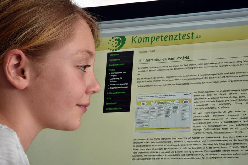 In einem Klick zum Kompetenztest: Wissenschaftler der Uni Jena wollen vergleichende Schultests deutschlandweit internetbasiert ermöglichen. 2017 erproben bereits sechs Bundesländer das Zukunftsmodell.
