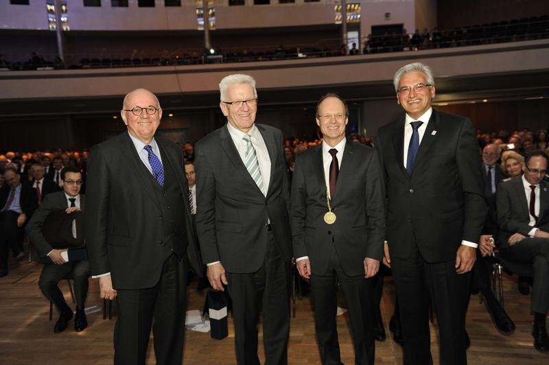  (v.l.) DFG-Präsident Prof. Peter Strohschneider, Ministerpräsident Winfried Kretschmann, Prof. Michael Weber (Präsident Universität Ulm) und der Ulmer OB Gunter Czisch