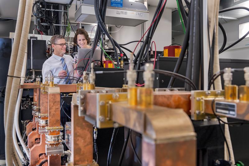Prof. Franz Pfeiffer und PD Dr. Daniela Münzel am Mini-Synchrotron Munich Compact Light Source (MuCLS). 