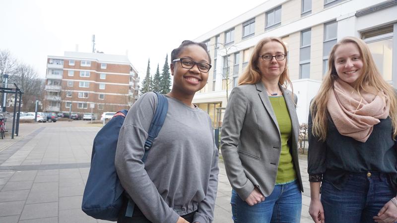Professorin Bettina Kluge mit den Studentinnen Sinazo (li) und Pia (re) am Bühler-Campus, dem Sprachencampus der Universität Hildesheim.