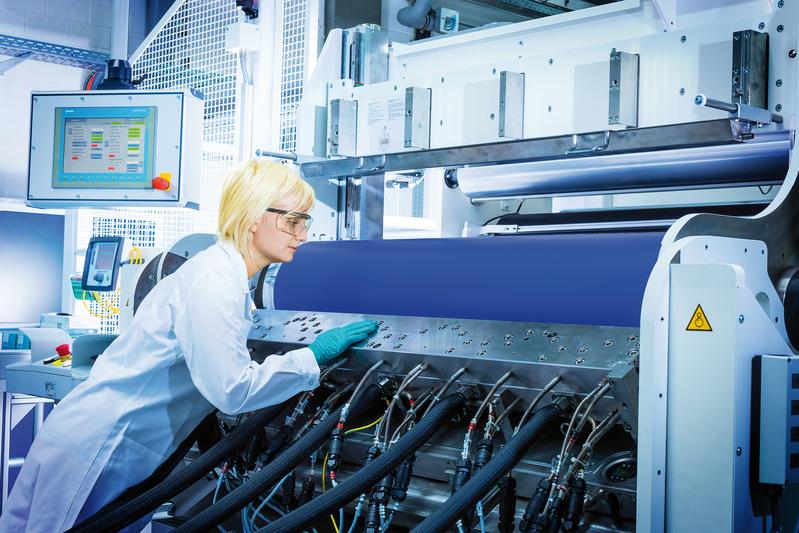 1,200 mm-wide slot die for contactless coating of fragile substrate can be heated up to 50°C