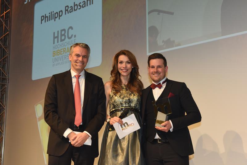 Philipp Rabsahl (rechts) bei der Preisverleihung in Köln neben Moderatorin Annett Möller und Jochen Keysberg, CEO Apleona GVA Real Estate Advisors, Partner der Kategorie „Student des Jahres“. 