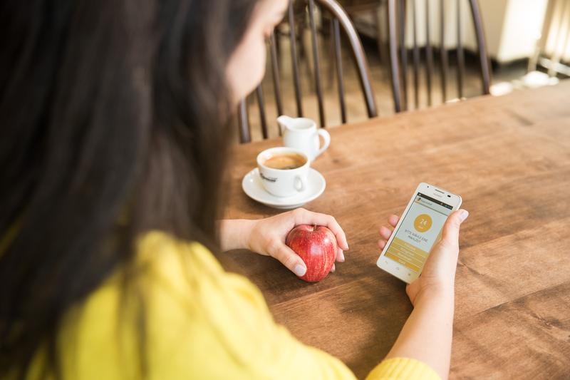 Eine Magersüchtige nutzt die Jourvie-App für ihr Essprotokoll 