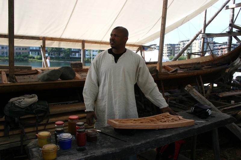 Der amerikanische Dekorationsmaler Robert Fox verziert einen Teil des Nachbaus des Oseberg-Schiffs auf dem Tønsberg Wikinger-Festival in Norwegen.
