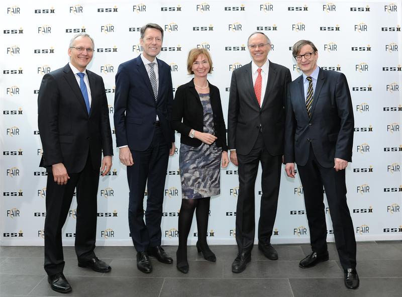 Von links: Jörg Blaurock, Technischer Geschäftsführer von FAIR und GSI; Dr. Georg Schütte, Staatssekretär im Bundesministerium für Bildung und Forschung und Vorsitzende