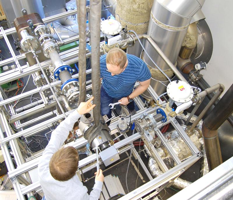 Dr.-Ing. Markus Preißinger (unten li.) und Masterstudent Tobias Popp B.Sc. montieren die neue Turbine im Forschungskraftwerk des Zentrums für Energietechnik (ZET) der Universität Bayreuth.