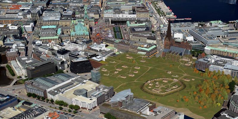 Virtuelle Rekonstruktion der Hammaburg-Siedlung mit Ansgars Kirche vor 845, projiziert in das heutige Stadtbild mit Rathaus, Jungfernstieg und Binnenalster.