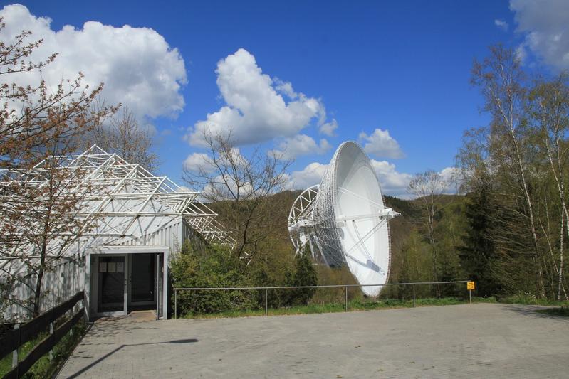 Besucherpavillon des Radio-Observatoriums Effelsberg. Ein Zickzackweg von 150 m Länge  führt von dort zum Aussichtspunkt direkt vor dem 100-m-Radioteleskop.