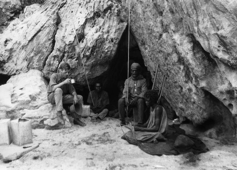 Felsnische am Bathurst Head (Thartali), Kap-York-Halbinsel, die während der Expedition als Unterkunft diente. Im Bild: Norman Tindale (Universität Adelaide) und ortsansässige australischer Ureinw