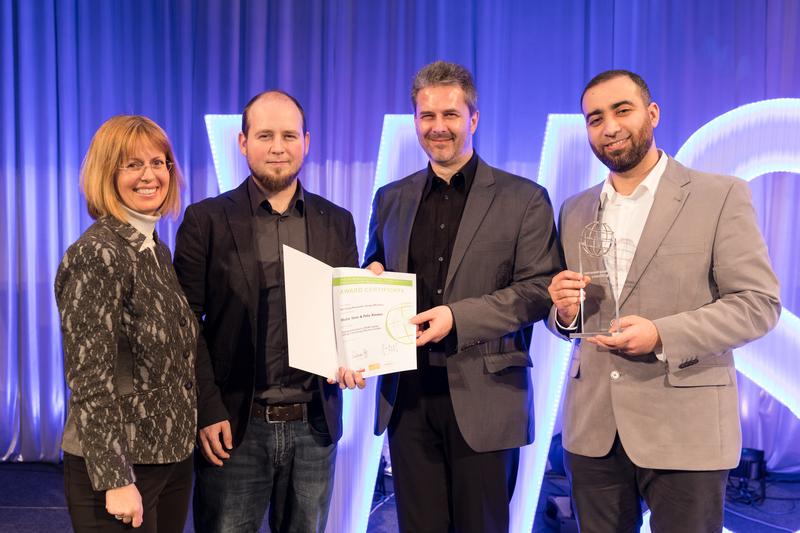 Christiane Egger (links) vom Oberösterreichischen Energiesparverbandes überreicht den Best Young Researcher Award an das ZAE-Forscherteam: v. l. n. r.: Felix Klinker, Betreuer Dr. Weinläder, Mo