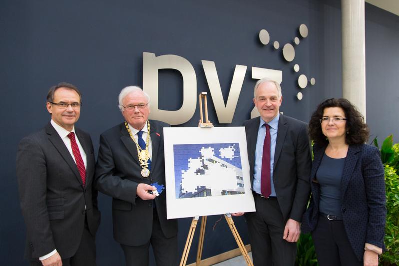 Von links: Oberbürgermeister Ulrich Markurth, TU-Braunschweig-Präsident Prof. Jürgen Hesselbach, Prof. Arno Kwade, Sprecher des PVZ, Ministerin Dr. Gabriele Heinen-Kljajić.