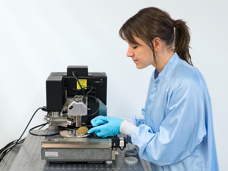 Alina Lyuleeva am Rasterkraftmikroskop, mit dem die Silizium-Nanoblättchen vermessen werden 
