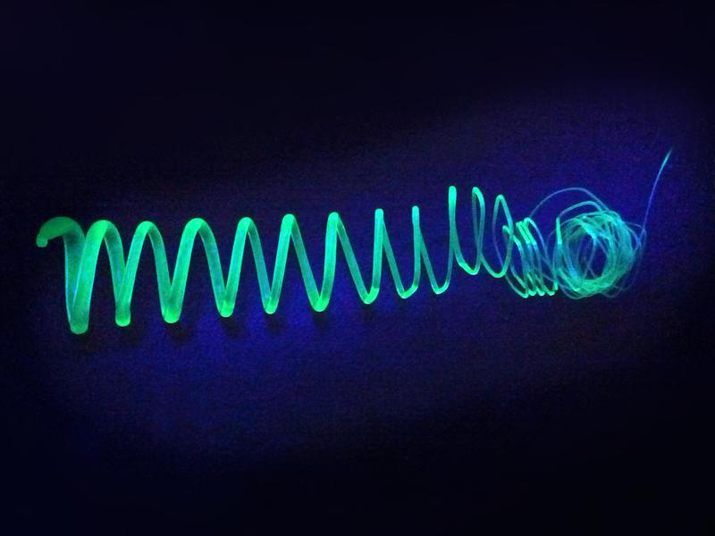 Extrudierte Spirale aus polymerumhüllten Silizium-Nanoblättchen unter UV-Licht