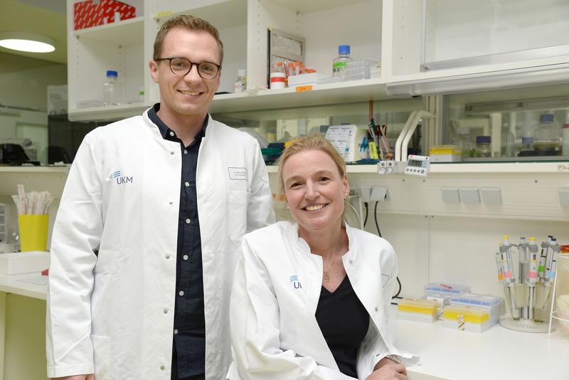 Züchten Oligodendrozyten aus der Haut: Prof. Tanja Kuhlmann und Dr. Marc Ehrlich vom Institut für Neuropathologie 