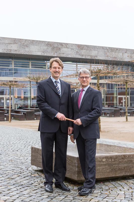 Prof. Dr. Prof. h.c. Ulrich Bühler (re.) übergibt symbolisch den Staffelstab an den neu gewählten Vorsitzenden des FBTI, Prof. Dr.-Ing. Klaus Lang.