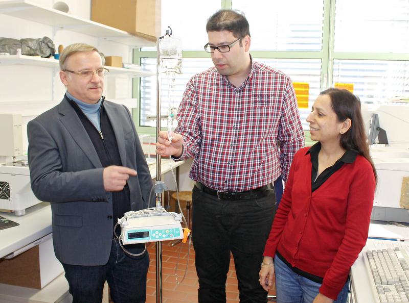 Prof. Dr. Andreas Greiner, Amir Reza Bagheri M.Sc. und Prof. Dr. Seema Agarwal mit dem neuen Infusionssystem in einem Labor der Bayreuther Polymerchemie.
