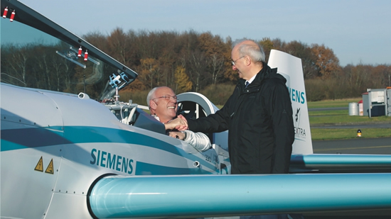 Wieder ein Eintrag in die Rekordbücher: Frank Anton (rechts), Leiter eAircraft, gratuliert dem Piloten Walter Extra. Ihm gelang am 25. 11. 2016 ein Weltrekordflug im Steigflug.