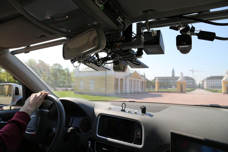 Damit Autos zukünftig alleine durch Karlsruhe fahren können, müssen bei Testfahrten erst die Streckendaten erhoben werden. 