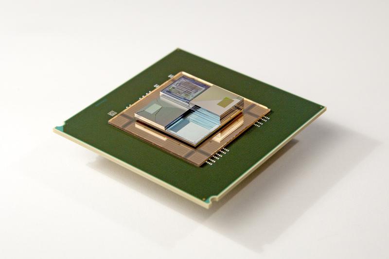 In künftigen Computern könnten dreidimensionale, gestapelte Chips zum Einsatz kommen. Flussbatterien könnten sie mit Energie versorgen und gleichzeitig kühlen.