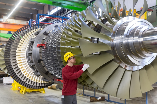 Eine Siemens-Turbine der H-Klasse im Berliner Gasturbinenwerk. Im Betrieb kann die Künstliche Intelligenz unter anderem den Ausstoß der Turbine an Stickoxiden optimieren.