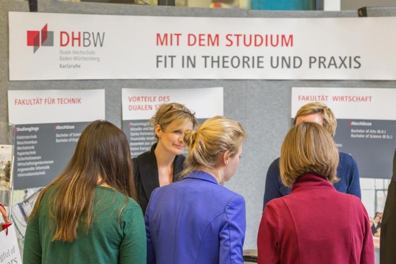Mitarbeiterinnen der DHBW informieren Interessierte über das duale Studium