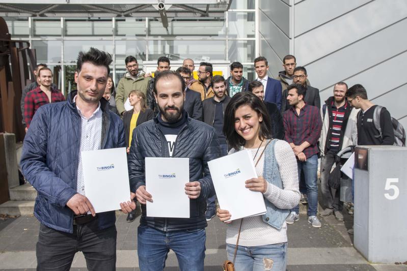 Mit Erfolg bestanden: Die Teilnehmerinnen und Teilnehmer freuen sich über den ersten Schritt auf dem Weg ins Studium (vorne im Bild, v.l.n.r: Nedal Alhalabi, Mohammad Alabdo, Fatena Jamal Eddin) 