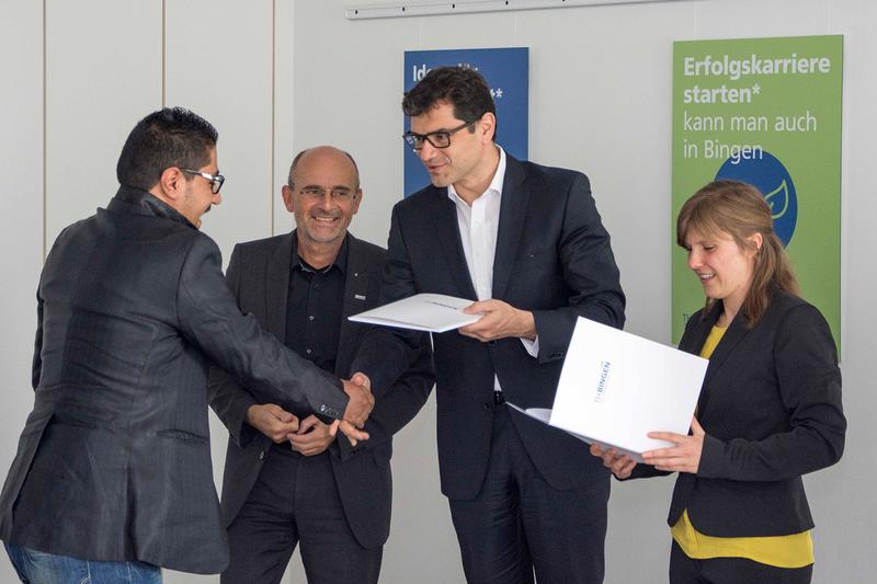Hesham Alziab erhält sein Zertifikat von Prof. Klaus Becker (TH-Präsident), Prof. Salvatore Barbaro (Staatssekretär im MWWK) und Margarete Schmidt (Integra-Projektleitung, v.l.n.r.)
