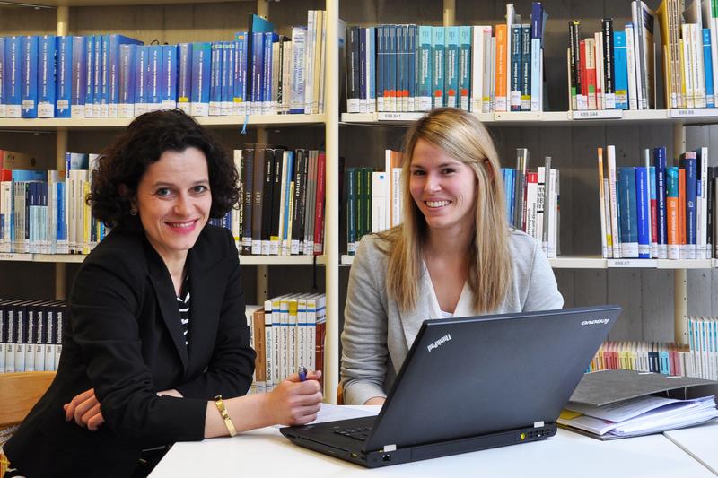 Bachelor-Absolventin Valerie Bernhard im Gespräch mit Professorin Verena Rath, die sie bei ihrer Bachelor-Arbeit zum Thema Elektromobilität in der Bodenseeregion betreut hat