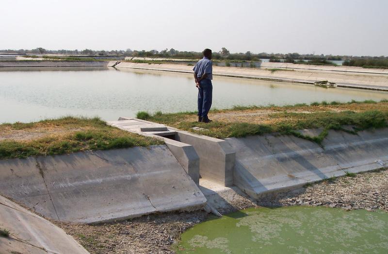 Abwassersammelbecken in Oshakati, Namibia