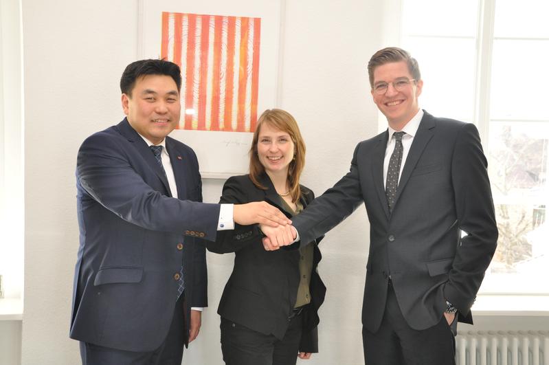 Campusleiter Seon-Su Kim, Anna-Katharina Wittenstein (Vorstandssprecherin WITTENSTEIN SE) und Philipp Müller (Vorsitzender der Geschäftsführung VS Vereinigte Spezialmöbelfabriken GmbH & Co. KG) 
