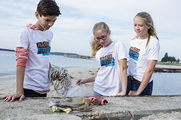 Fabian Stiller, Melanie Baasch und Lena Weiß vom Friedrich-Schiller-Gymnasium Preetz nehmen bei der Jugendaktion „Plastikpiraten – Das Meer beginnt hier!“ im Wissenschaftsjahr Meere und Ozea