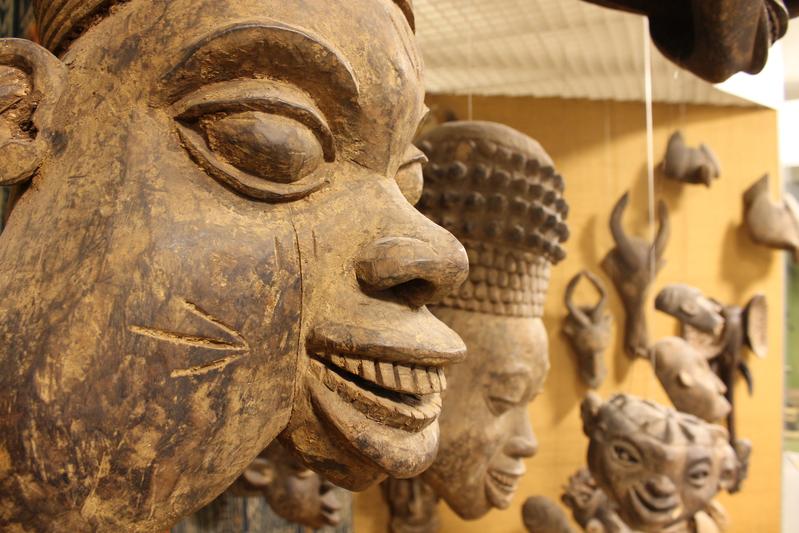 Das Museum zeigt auch nicht-christliche Kunst wie diese Masken der Babanki, einem Volk im Norden Kameruns. 