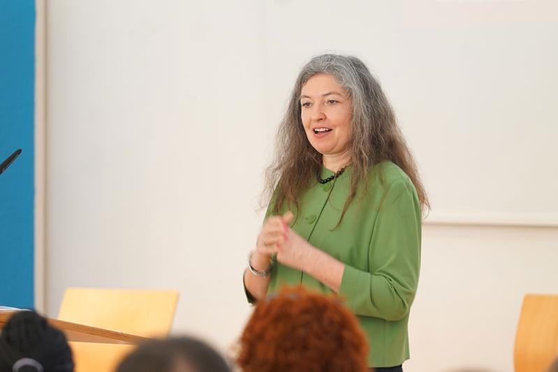 Sabine Fries, Prof. für Gebärdensprachdolmetschen an der Hochschule Landshut: „Es wird mehr und mehr anerkannt, dass die Dolmetscher enorm zur Inklusion der Gehörlosengemeinschaft beitragen."