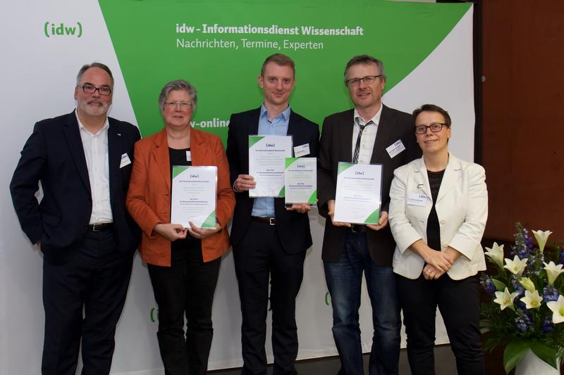 Die idw-Vorstandsmitglieder Dr. Christina Reinhardt (re.) und Marco Finetti (li.) mit den Siegern Dr. Helge Siemens (Mitte, 1. Platz), Josef Zens (2. Platz, 2. v. r.) und Dr. Annette Kirk (3. Platz).