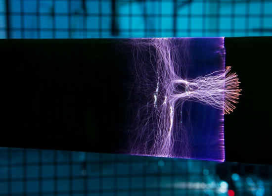 Siemens researchers subject generator bars to a potential difference of over 70,000 volts in order to test their capacity. Spectacular discharges occur during the process.