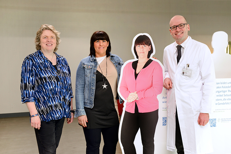 v.l.n.r.: Prof. Nadia Harbeck, Leiterin des Brustzentrums, Sonja Wagner (Patientin) und Prof. Sven Mahner, Direktor der LMU-Frauenklinik