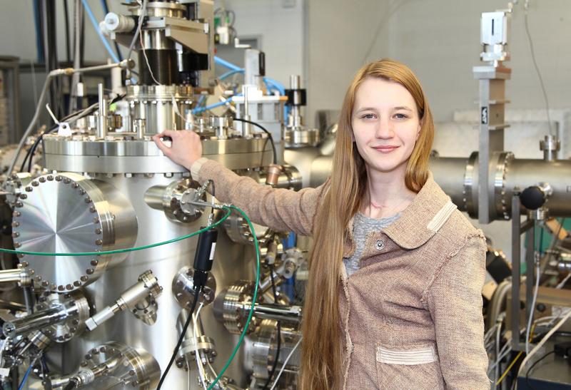 An ihrem Arbeitsplatz: Viktoria Schlykow forscht für ihre Doktorarbeit im MBE-Labor am IHP – Leibniz-Institut für innovative Mikroelektronik in Frankfurt (Oder)
