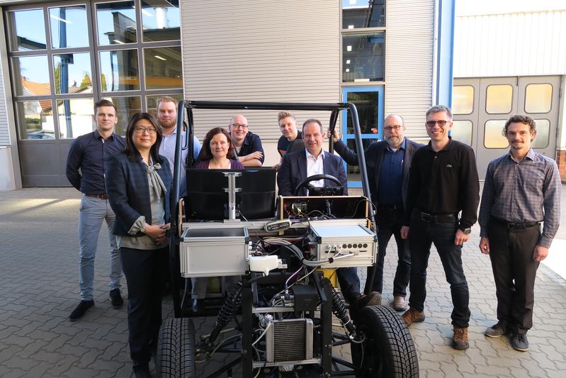 Das ZuFOR-Team der Ostfalia in einem Forschungsfahrzeug, das den Namen FREDY (Funktionsträger für regenerative Elektromobilität und Fahrdynamikregelung) trägt.
