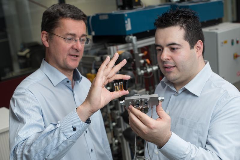 Prof. Andreas Schütze (l.) und Ingenieur Eliseo Pignanelli zeigen auf der Hannover Messe ein Messsystem, das die Ölqualität ständig im Blick hat und voraussagt, wann ein Ölwechsel nötig ist.
