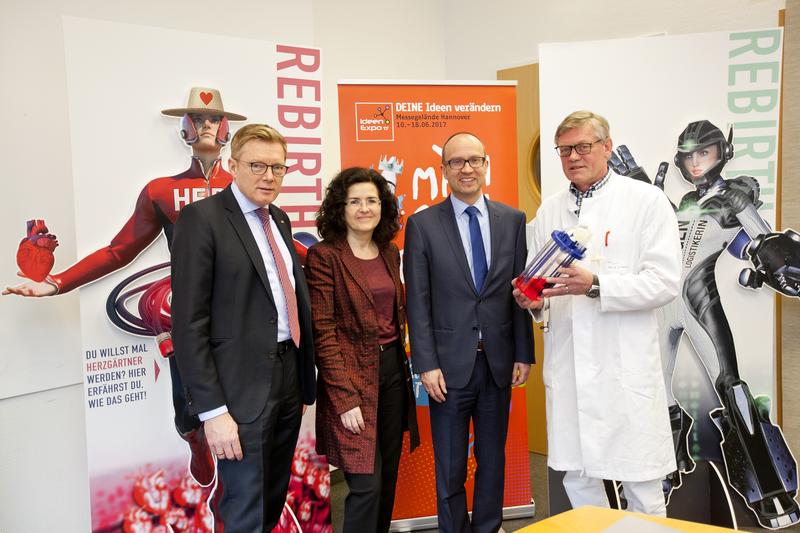 Professor Christopher Baum, Gabriele Heinen-Kljajić, Olaf Brandes und Professor Axel Haverich (von links).