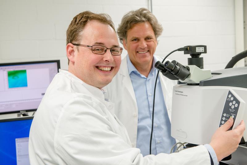 Frederik Großerüschkamp (links) und Klaus Gerwert haben eine Vision umgesetzt, die sie mit ihrem Proteinforschungskonsortium vor Jahren erdachten.