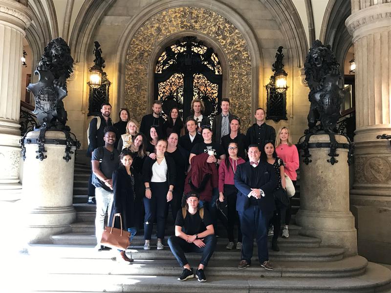 Gruppenbild mit NBS-Kanzler Marc Petersen im Hamburger Rathaus 