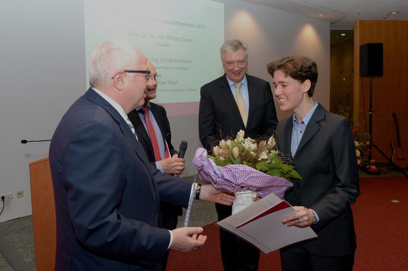 Preisübergabe: Universitätspräsident Prof. Dr. Wilfried Seidel (HSU), Prof. Dr. Eckart Kottkamp (Freunde und Förderer), Thomay Heyn (Jungheinrich-Stiftung), Preisträgerin Dr.-Ing. Natalie Rauter